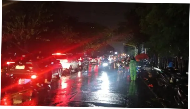 Jalur Pantura Pasuruan Terendam Banjir Malam Ini, Lalin Lumpuh