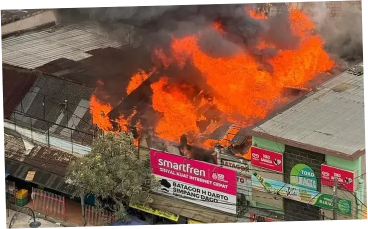 Kebakaran Hebat Melanda Bandung, Ratusan Kios Terbakar