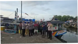 Polisi Patroli di Pesisir Tangerang, Ingatkan Kapal Tak Angkut Muatan Berlebih