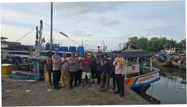 Polisi Patroli di Pesisir Tangerang, Ingatkan Kapal Tak Angkut Muatan Berlebih