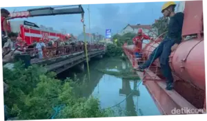 Aksi 2 Pria di Surabaya Gagal Jambret Berakhir Motor Tercebur ke Sungai