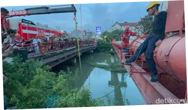 Aksi 2 Pria di Surabaya Gagal Jambret Berakhir Motor Tercebur ke Sungai