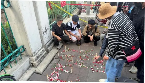 Berduka Kecelakaan Maut Kereta, Warga Tabur Bunga di Stasiun Bekasi Timur