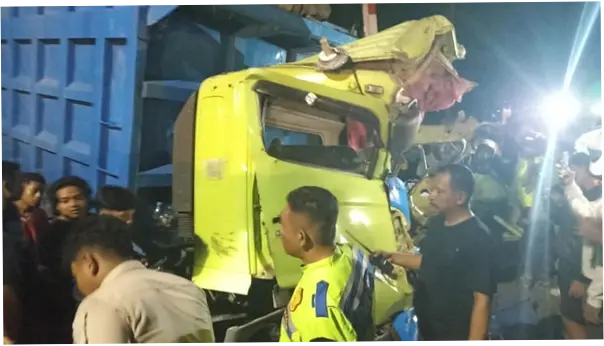 KA Dhoho di Blitar Hantam Truk Usai Mogok di Perlintasan