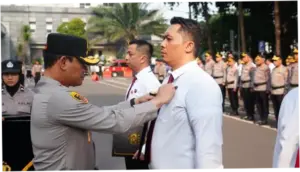 Kapolda Metro Serahkan Pin Emas Kapolri ke Personel Pengungkap 516 Kg Sabu