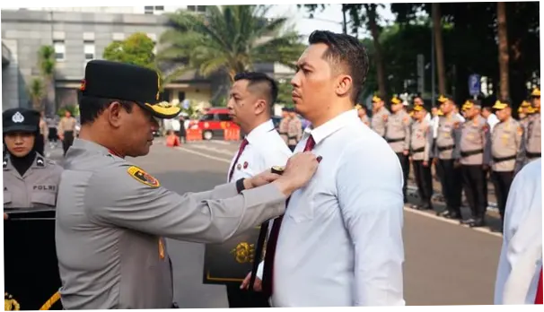 Kapolda Metro Serahkan Pin Emas Kapolri ke Personel Pengungkap 516 Kg Sabu