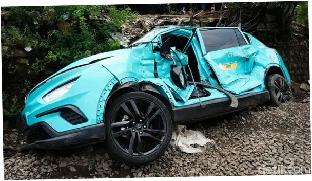 Kecelakaan Kereta di Bekasi, Green SM Buka Suara soal Taksi Tertemper KRL