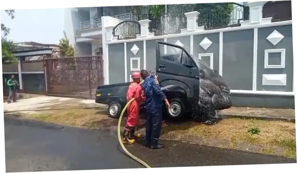Mobil Pikap di Bogor Terbakar Saat Isi BBM, Diduga karena Korsleting