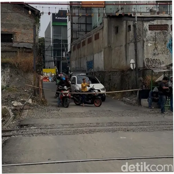 Palang dari Bambu, Lintasan TKP Taksi Tertemper KRL Dijaga Warga Bergantian