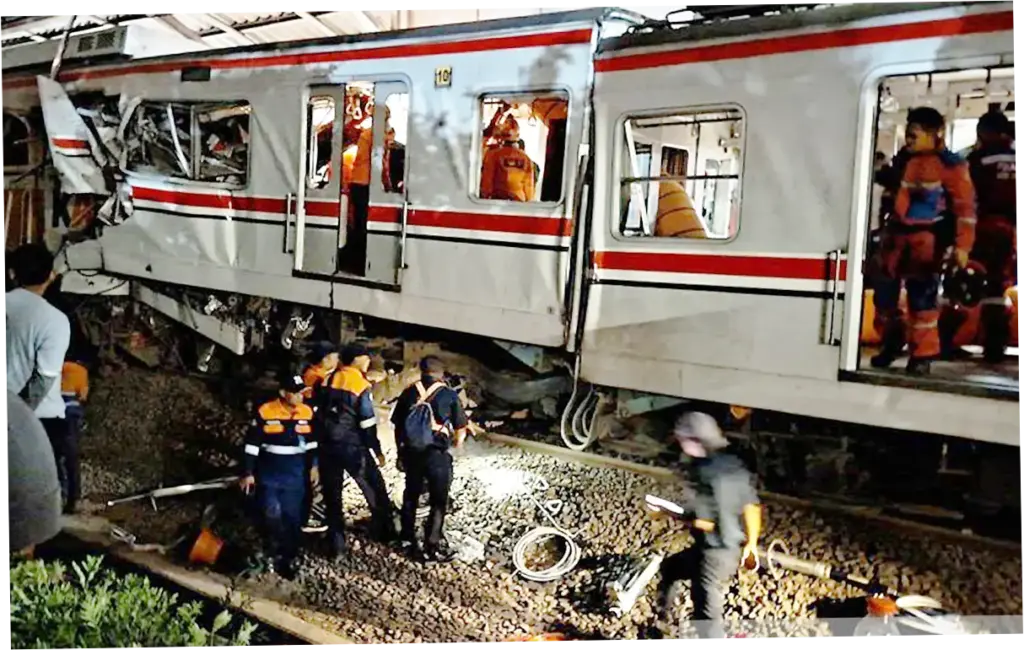 Penyelamatan Wanita yang Terjepit di KRL: Upaya Tim SAR dan Proses Evakuasi