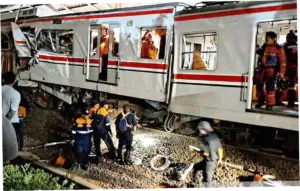 Penyelamatan Wanita yang Terjepit di KRL: Upaya Tim SAR dan Proses Evakuasi