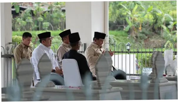 Prabowo Subianto Berziarah ke Makam Kakek-Nenek: Mengenang Sejarah Keluarga