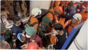 Satu Kantong Jenazah Dievakuasi dari KRL di Stasiun Bekasi Timur