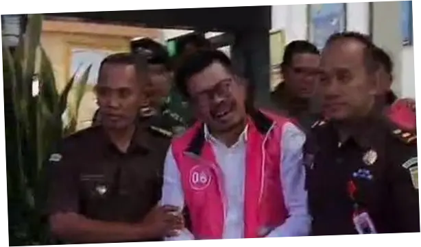 Tersangka Kasus Korupsi Rp 242 M Nangis Saat Ditahan