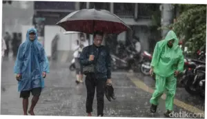 Waspada! Potensi Hujan Sedang-Lebat Guyur Jakarta Sampai 3 Mei