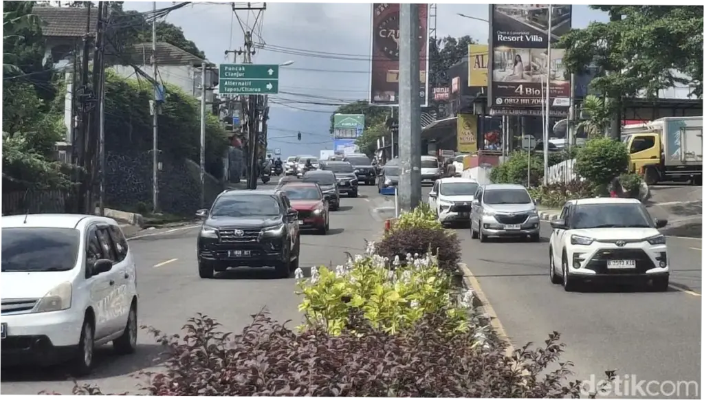 220 Ribu Kendaraan Melintas Jalur Puncak Bogor Selama Long Weekend
