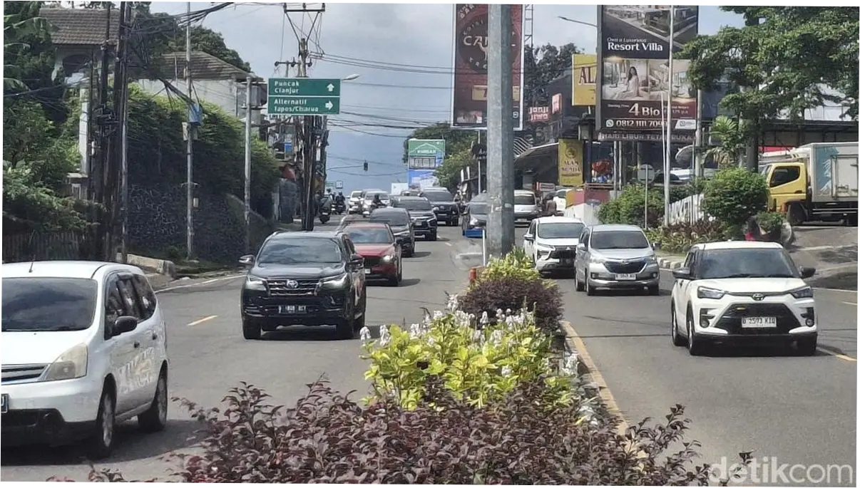 220 Ribu Kendaraan Melintas Jalur Puncak Bogor Selama Long Weekend