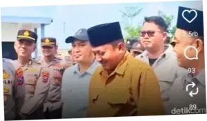 Anggota DPRD Bangkalan Senyum-senyum Saat Didemo Anak Sendiri