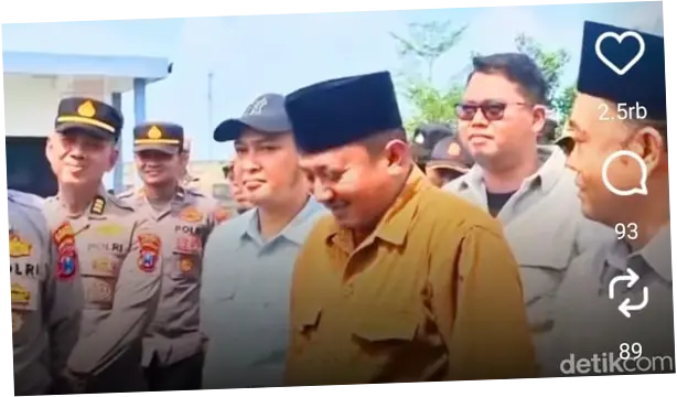 Anggota DPRD Bangkalan Senyum-senyum Saat Didemo Anak Sendiri