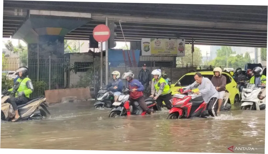 Bencana Banjir di Simpang Puri Kembangan Jakbar: Dampak pada Kendaraan dan Lingkungan