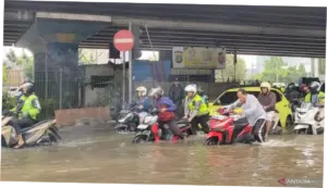 Bencana Banjir di Simpang Puri Kembangan Jakbar: Dampak pada Kendaraan dan Lingkungan