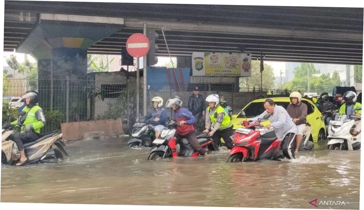 Bencana Banjir di Simpang Puri Kembangan Jakbar: Dampak pada Kendaraan dan Lingkungan