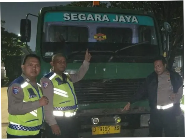 Bisa-bisanya Truk Trailer Lawan Arah di Cilincing, Sopir Langsung Ditilang