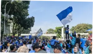 Bobotoh Tumpah Ruah di Jalanan Bandung Sambut Persib Juara