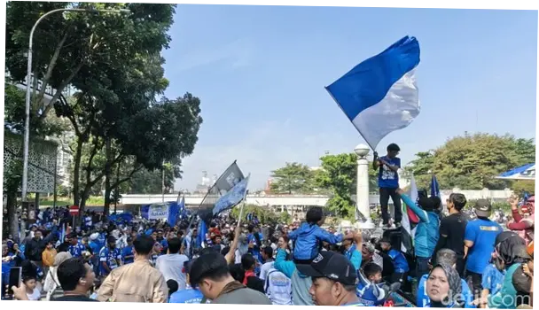 Bobotoh Tumpah Ruah di Jalanan Bandung Sambut Persib Juara