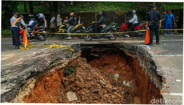 Dinas SDA DKI Akan Telusuri Saluran Lama untuk Cegah Jalan Amblas Terulang