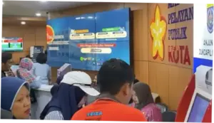 Dukcapil Diserbu Warga Aktivasi IKD untuk Syarat Anak Masuk Sekolah
