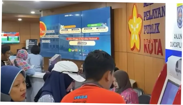 Dukcapil Diserbu Warga Aktivasi IKD untuk Syarat Anak Masuk Sekolah