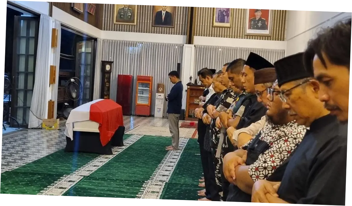 Eks Menhan Ryamizard Ryacudu Disalatkan di Rumah Duka Cikeas