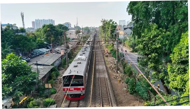 Gangguan Lokomotif di Stasiun Senen, Perjalanan KRL Cikarang Line Terganggu