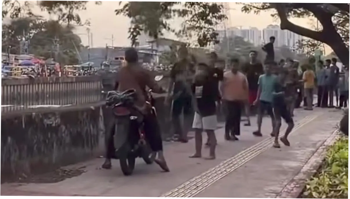 Gerombolan Bocil di Jakarta Barat Mengadang Motor di Trotoar, Kadishub DKI Ingatkan Pentingnya Menjaga Fungsi Trotoar