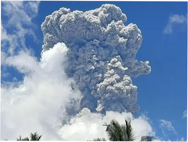 Gunung Ibu di Malut Erupsi Lagi, Jarak Aman Diperluas 3,5 Km