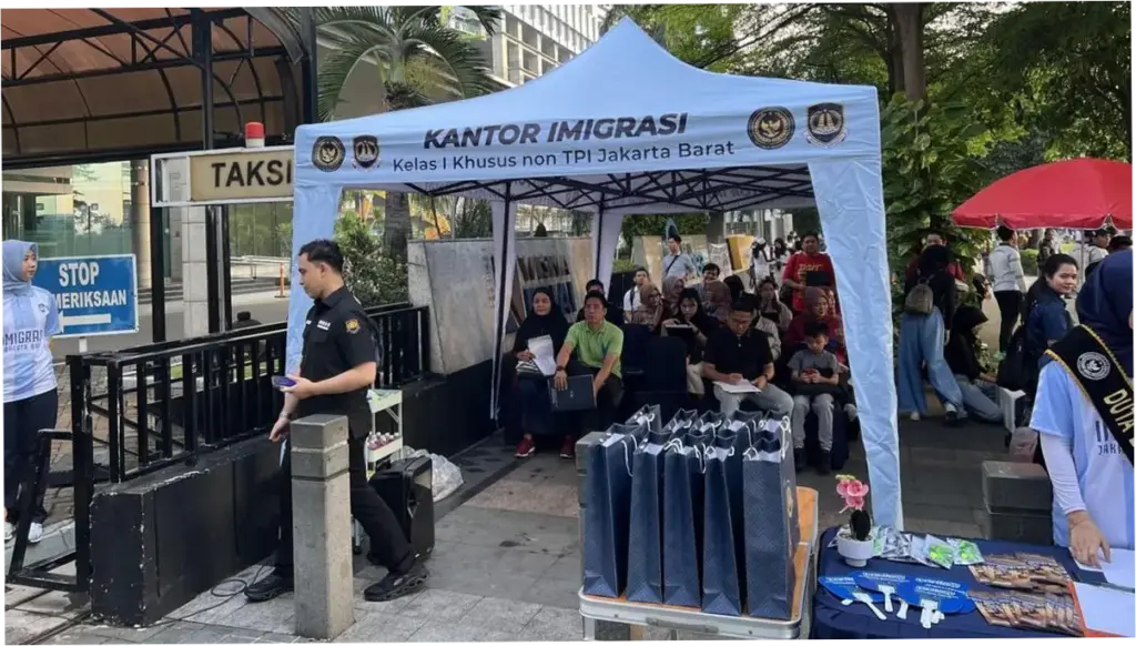 Imigrasi Buka Layanan Bikin Paspor di CFD Bundaran HI, Warga Antusias Ikut