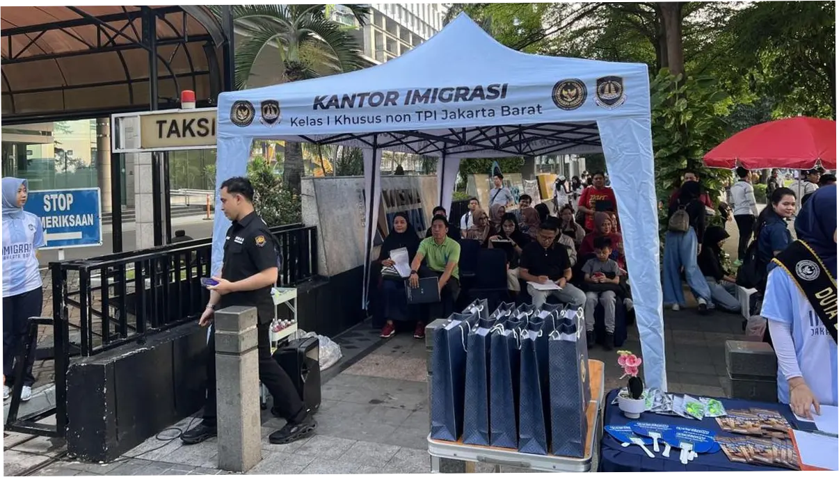 Imigrasi Buka Layanan Bikin Paspor di CFD Bundaran HI, Warga Antusias Ikut