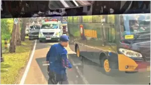 Iring-iringan Kendaraan Presiden Memberi Jalan Ambulans di Nganjuk