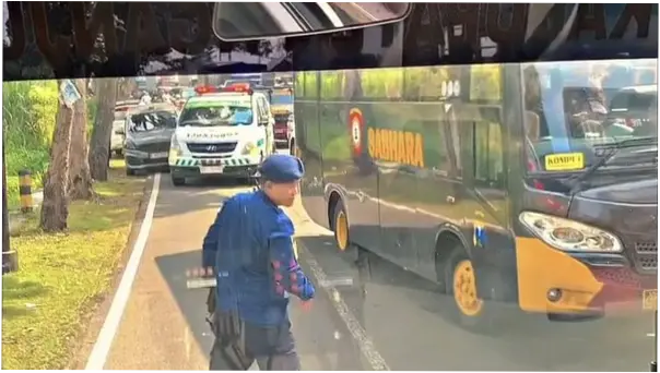 Iring-iringan Kendaraan Presiden Memberi Jalan Ambulans di Nganjuk