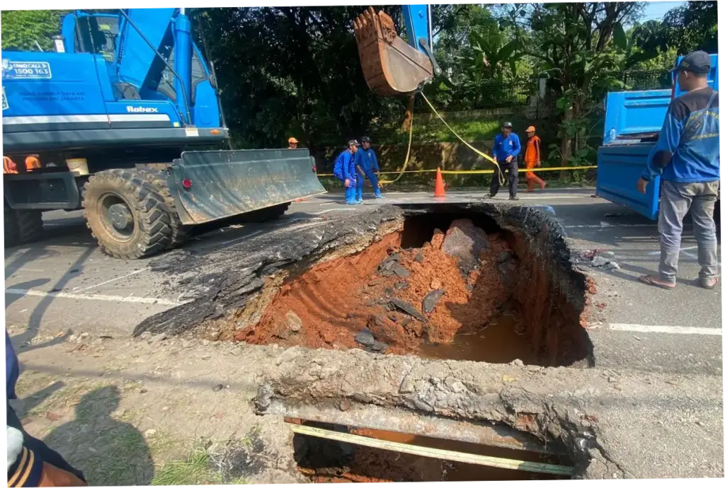 Jalan Amblas di Lenteng Agung Kini Bisa Dilalui Setelah Ditutupi Pelat Besi