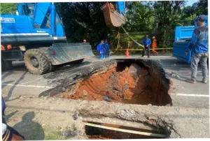 Jalan Amblas di Lenteng Agung Kini Bisa Dilalui Setelah Ditutupi Pelat Besi