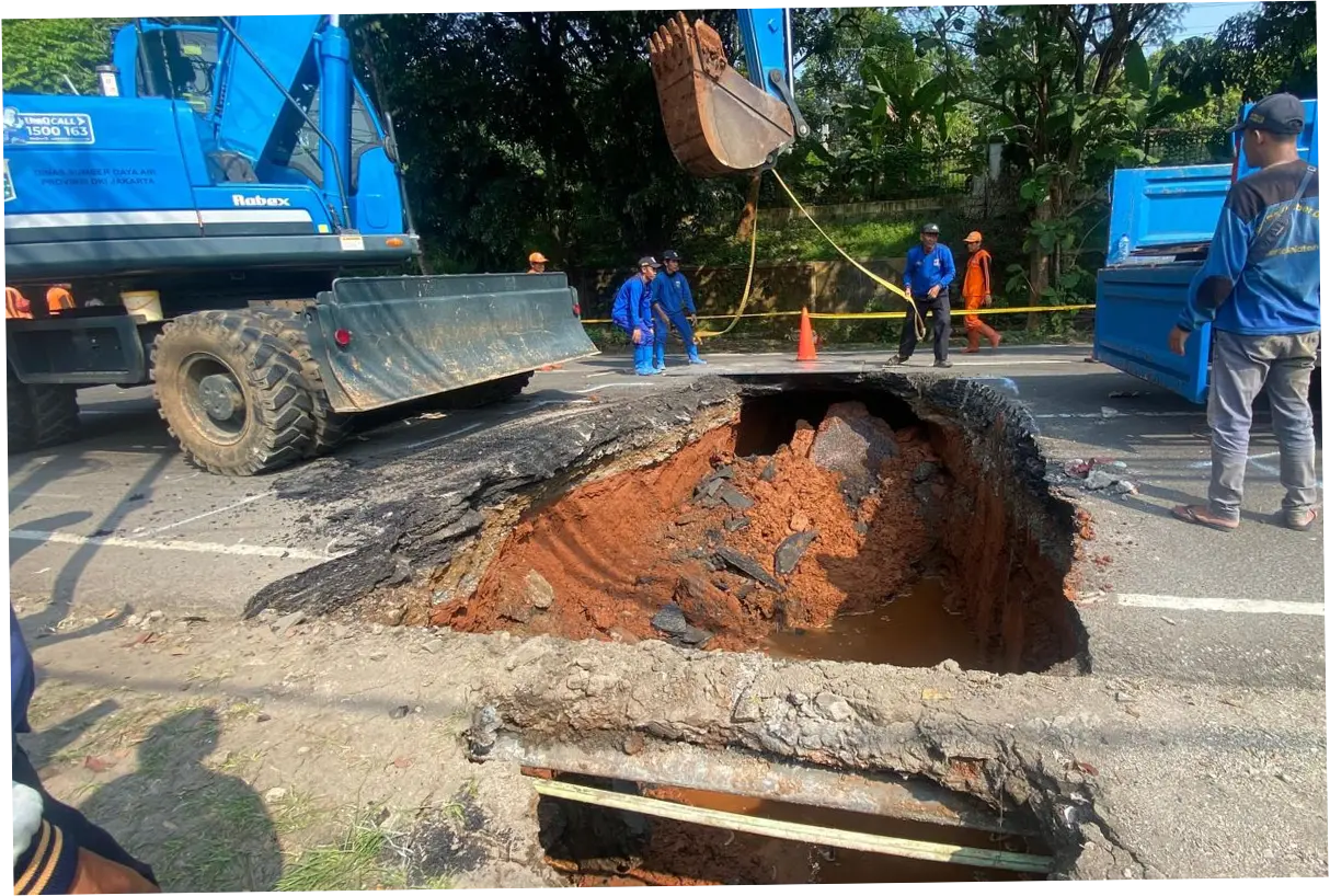 Jalan Amblas di Lenteng Agung Kini Bisa Dilalui Setelah Ditutupi Pelat Besi
