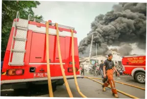 Kebakaran Melanda Gandamekar Bekasi, Upaya Pemadaman Api Masih Berlangsung