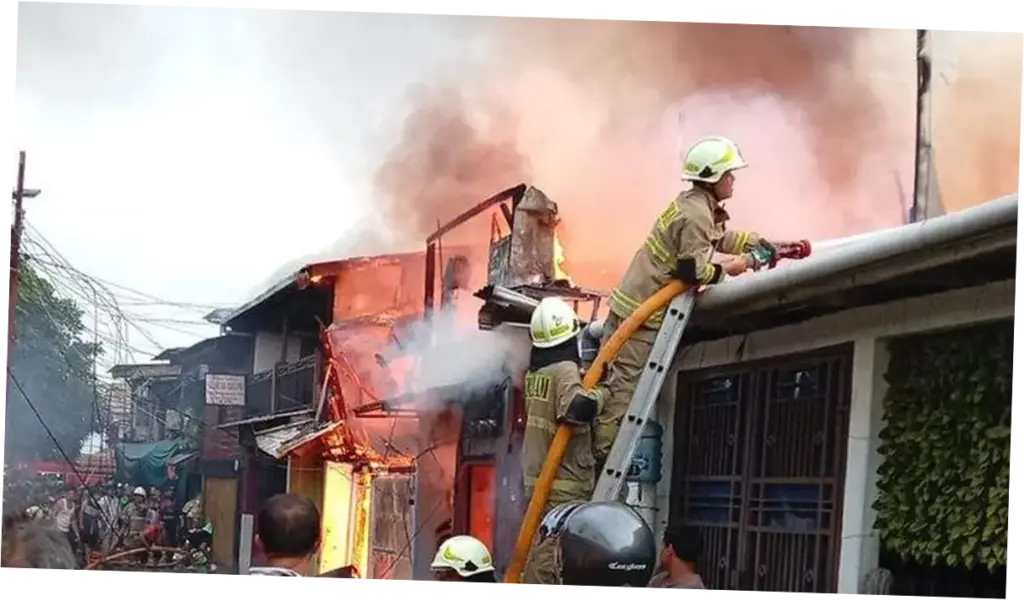 Kebakaran Rumah di Jatinegara, Asap Membubung Terlihat dari Kejauhan