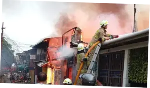 Kebakaran Rumah di Jatinegara, Asap Membubung Terlihat dari Kejauhan