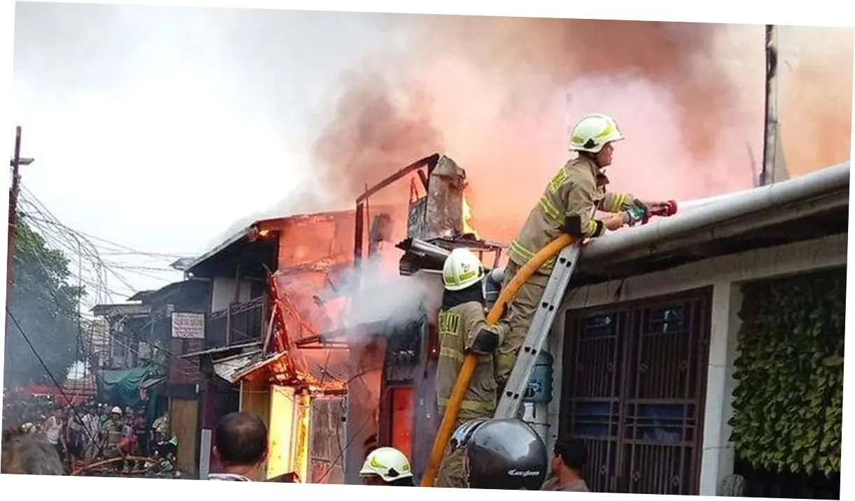 Kebakaran Rumah di Jatinegara, Asap Membubung Terlihat dari Kejauhan