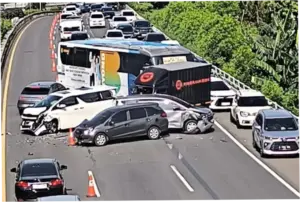 Kecelakaan di Tol Dalam Kota: Penyebab Kemacetan dan Dampaknya
