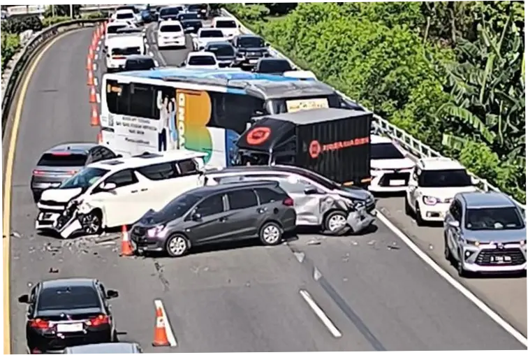 Kecelakaan di Tol Dalam Kota: Penyebab Kemacetan dan Dampaknya