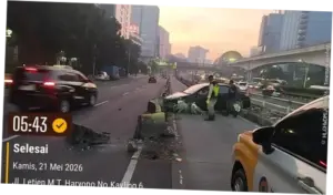 Kecelakaan Mobil di Jl MT Haryono: Hilang Kendali dan Hantam Separator Busway
